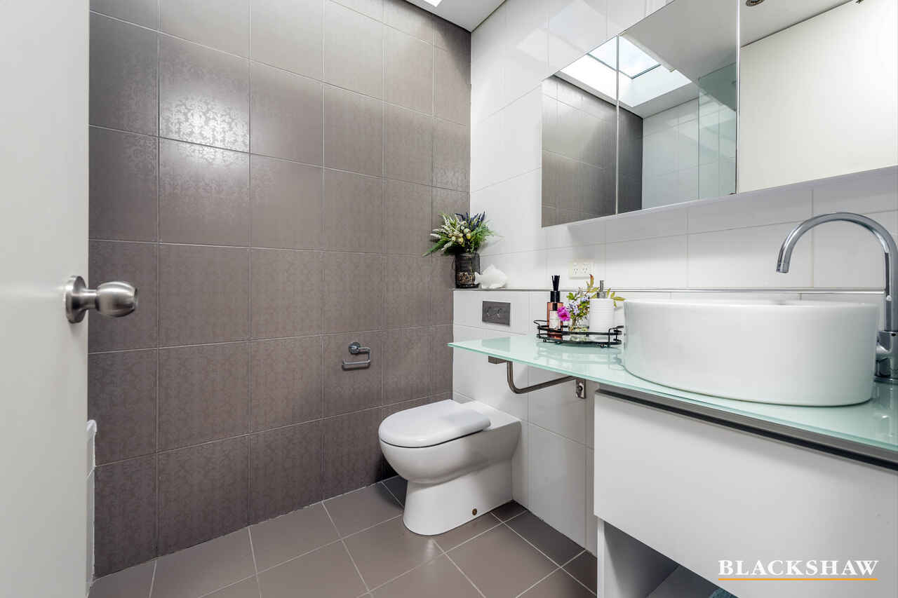 18 MacLachlan Street Holder
