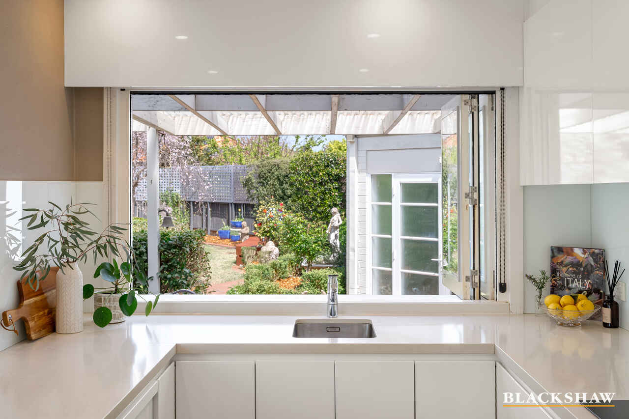10 Strahan Row Yarralumla
