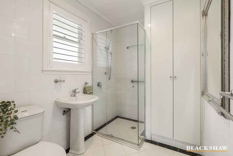 10 Strahan Row Yarralumla 10 Strahan Row Yarralumla