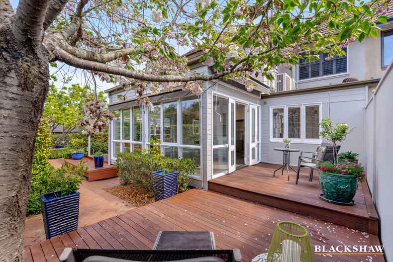 10 Strahan Row Yarralumla 10 Strahan Row Yarralumla